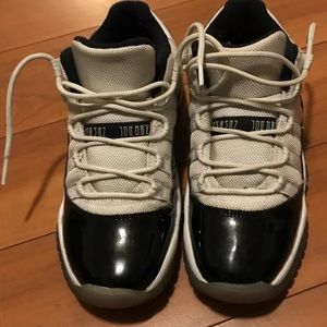 Jordan 11s size 5Y